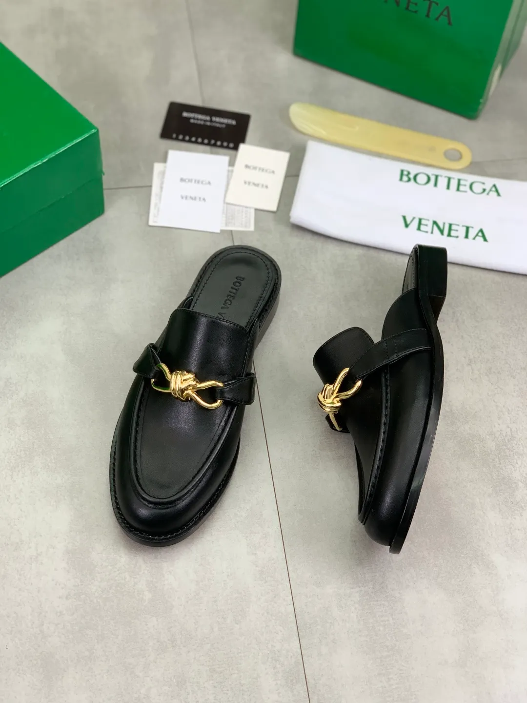 Men's shoes 💰P800 [New model] (genuine leather outsole) water-dyed cow lining 💰High-quality business couple half-slip leather shoes 💎💎💎 BOTTEGA VENETA official website synchronizes the latest top version of BV in the market, accepts material comparison, shoe type comparison, process comparison, practical and textured, versatile and suitable for any occasion, the more you look at it, the more flavorful it becomes. Purely hand-knitted craftsmanship - Upper material, calfskin imported from Italy 🇮🇹 - High-quality water-dyed cowhide lining - Original private model customized leather outsole -Size: Female 35-39 (40 ordered) Male 39-44 (38 45 can be customized) Color: Multiple colors available
